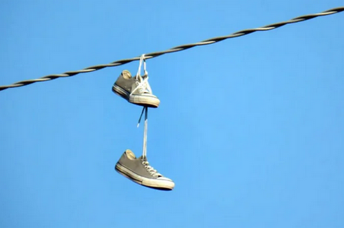 Хто по всьому світу закидає кросівки на дроти: навіщо їм це і чому не варто їх чіпати